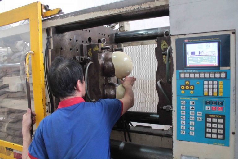 Ép vỏ nón bảo hiểm