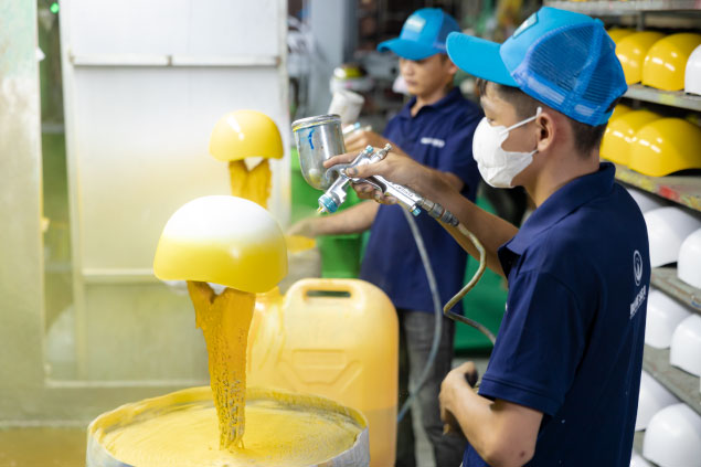 Sơn mũ bảo hiểm.