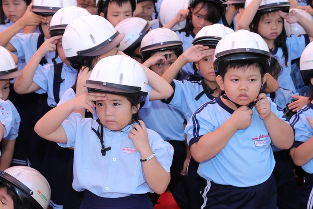 Hãy đội mũ bảo hiểm cho trẻ em để bảo vệ an toàn, tính mạng cho trẻ