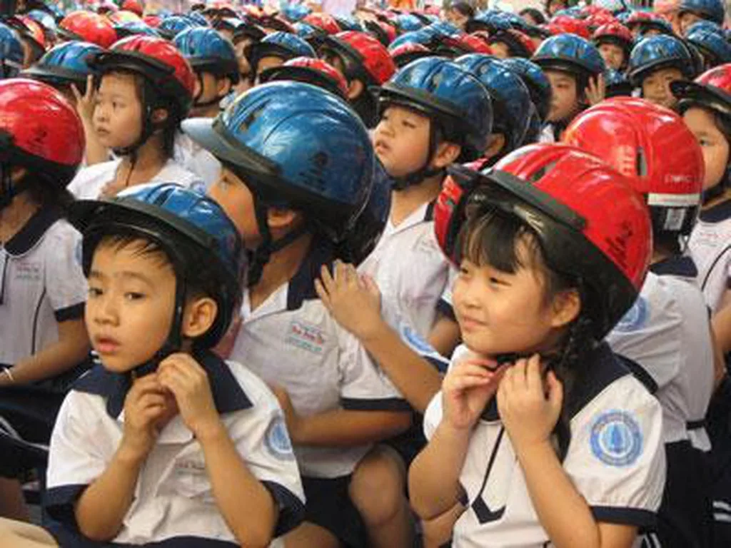 Đội mũ bảo hiểm cho con chính là đang bảo vệ tính mạng cho con em bạn