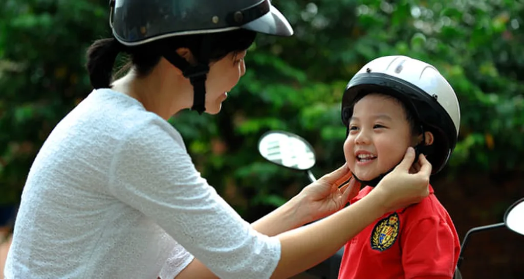 Đội mũ bảo hiểm cho trẻ đúng cách sẽ không khiến trẻ khó chịu khi đội mũ bảo hiểm
