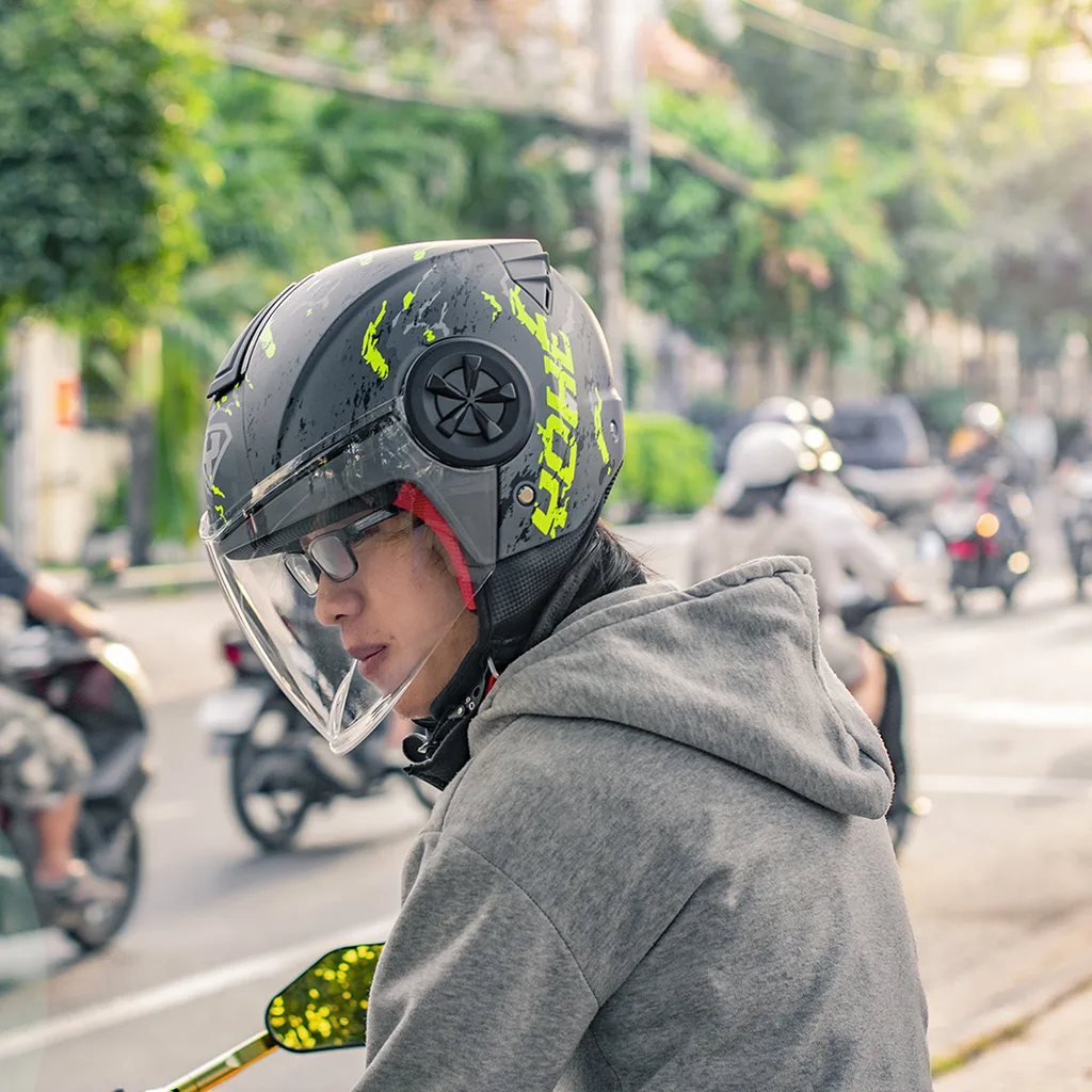 Có loại mũ bảo hiểm nào phù hợp cho những người đội kính cận không?