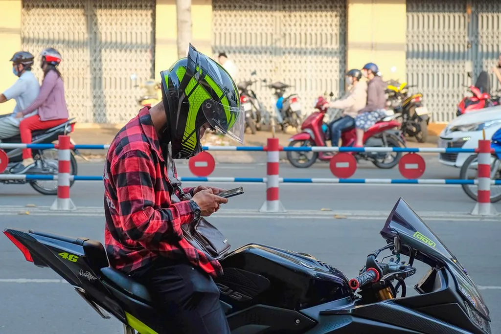 Phối đồ mùa hè với mũ bảo hiểm – Vừa mát vừa đẹp