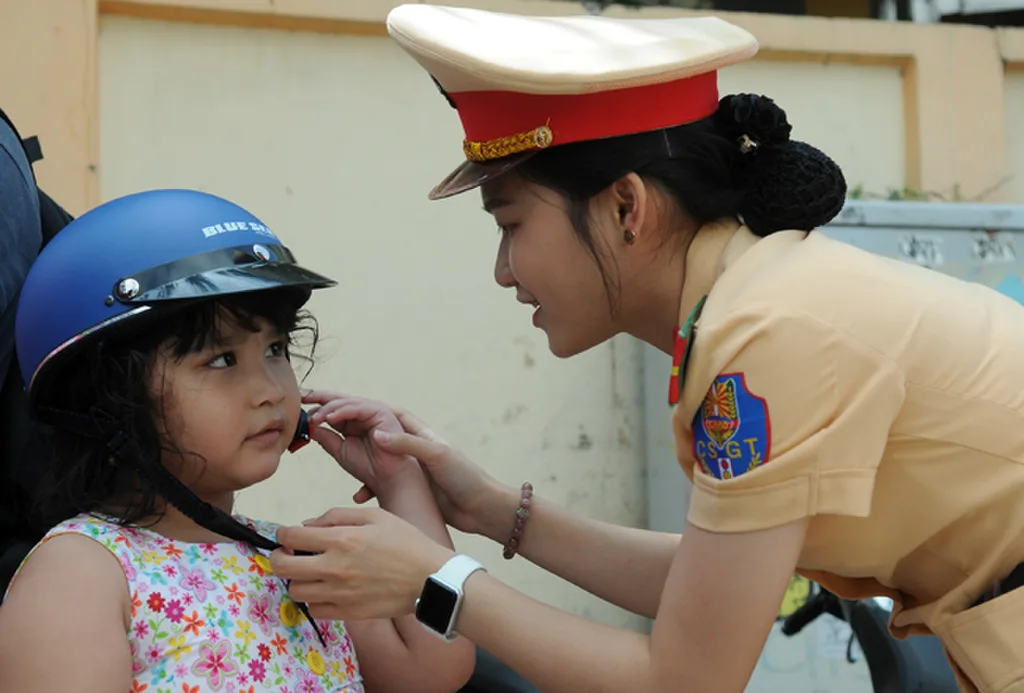 Bé 2 tuổi có nên đội mũ bảo hiểm?