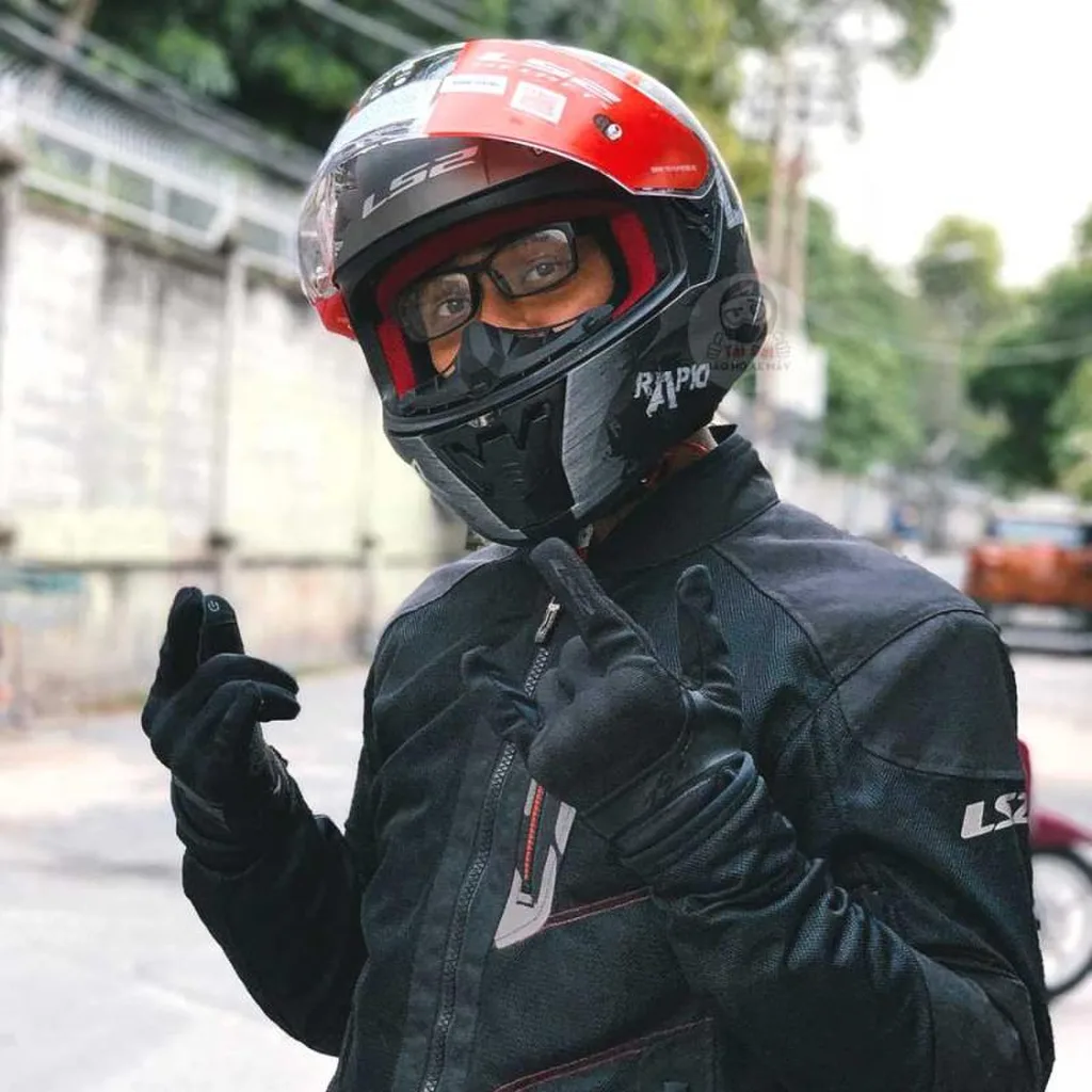 Người bị cận, có đội mũ fullface được không