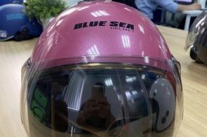 Mũ bảo hiểm quà tặng – hình thức quảng cáo tinh tế và tiết kiệm