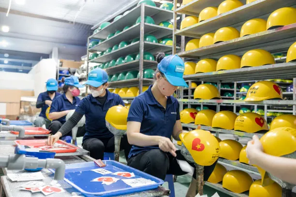 Khu vực kiểm tra và đóng gói nón bảo hiểm thành phẩm