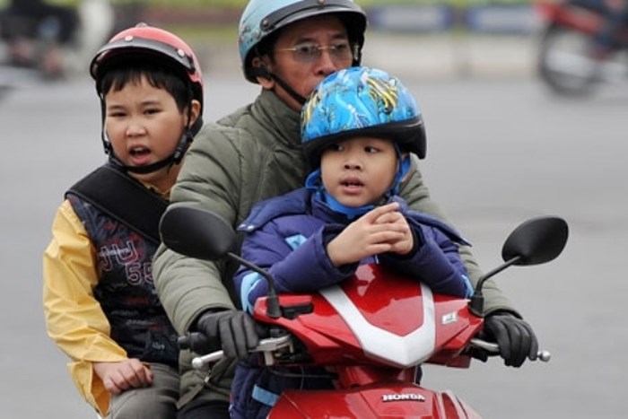 Đội mũ bảo hiểm khi tham gia giao thông