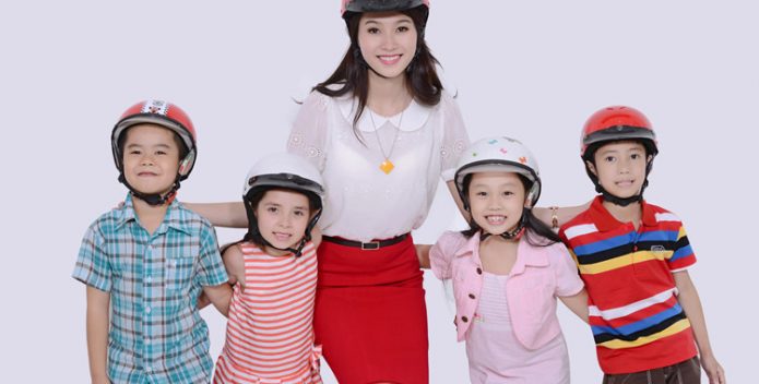 Đội mũ bảo hiểm cho trẻ em là vô cùng cần thiết
