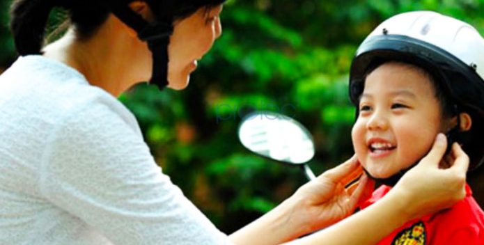 Đội mũ bảo hiểm cho trẻ khi tham gia giao thông