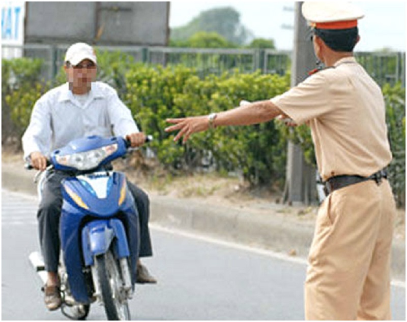 Người điều khiển xe máy không đội mũ bảo hiểm sẽ bị xử phạt theo quy định của nhà nước